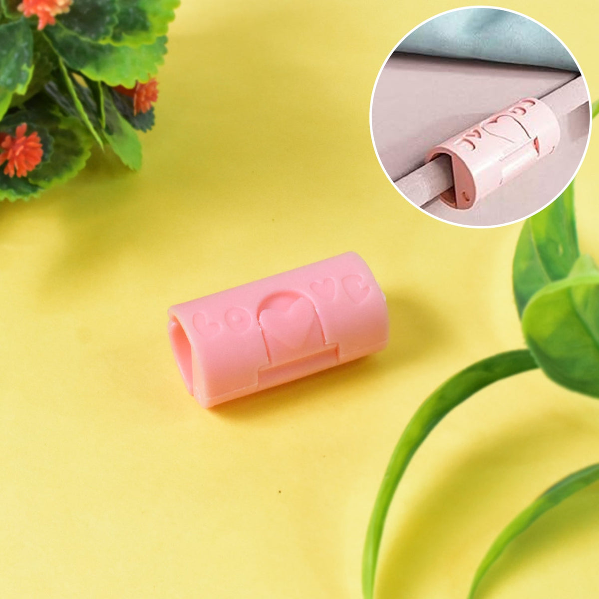 Elastic bed sheet clip securing quilt corner with non-slip grip Main image