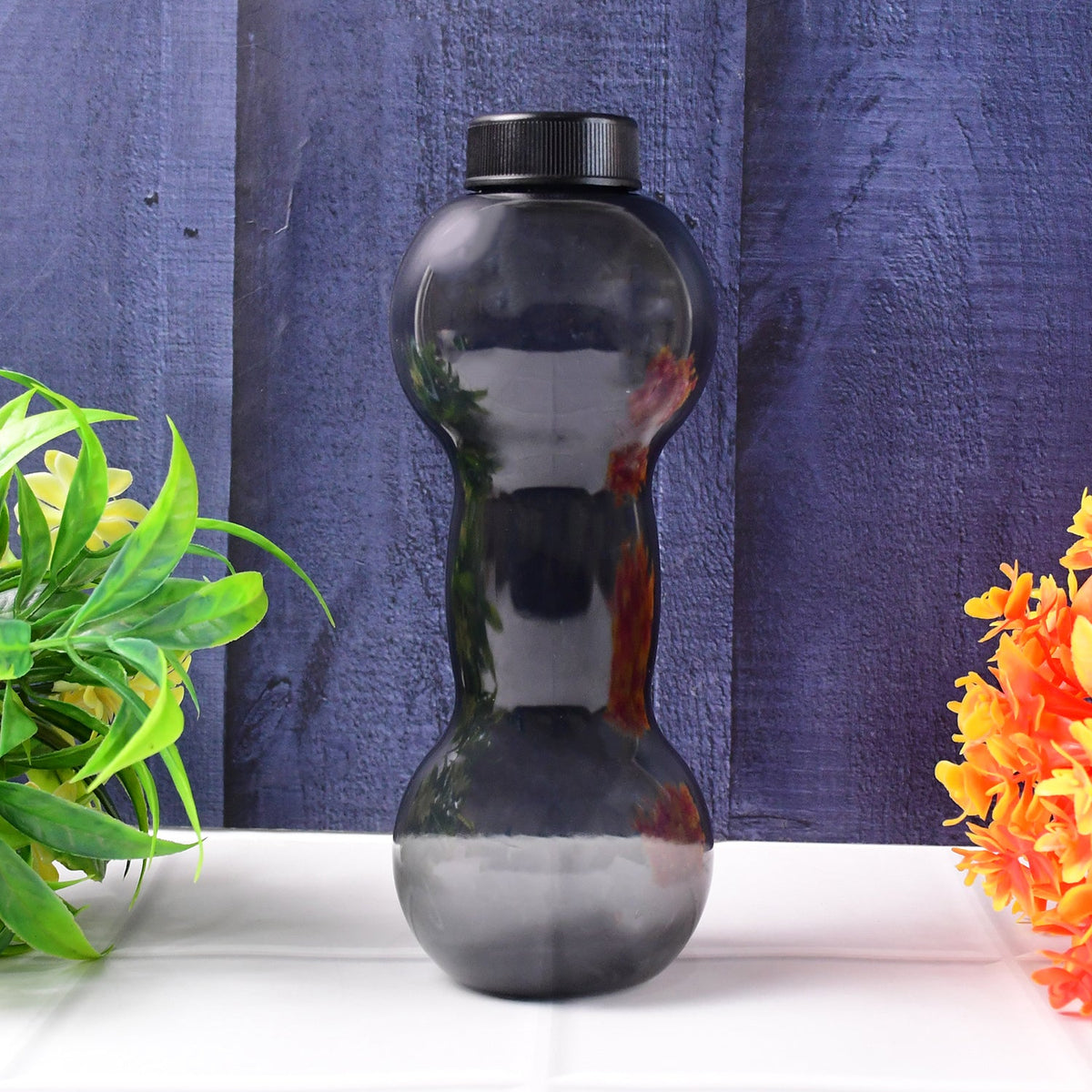 Front view of the 550ml dumbbell water bottle in black, ideal for gym workouts. Main image