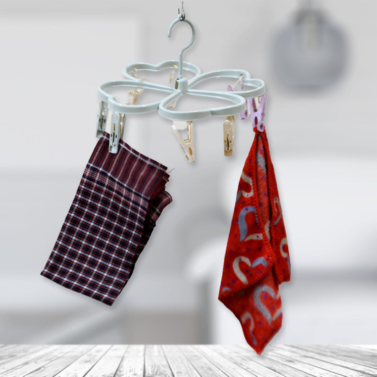 Heart-shaped cloth drying rack with 8 clips for laundry. Main image