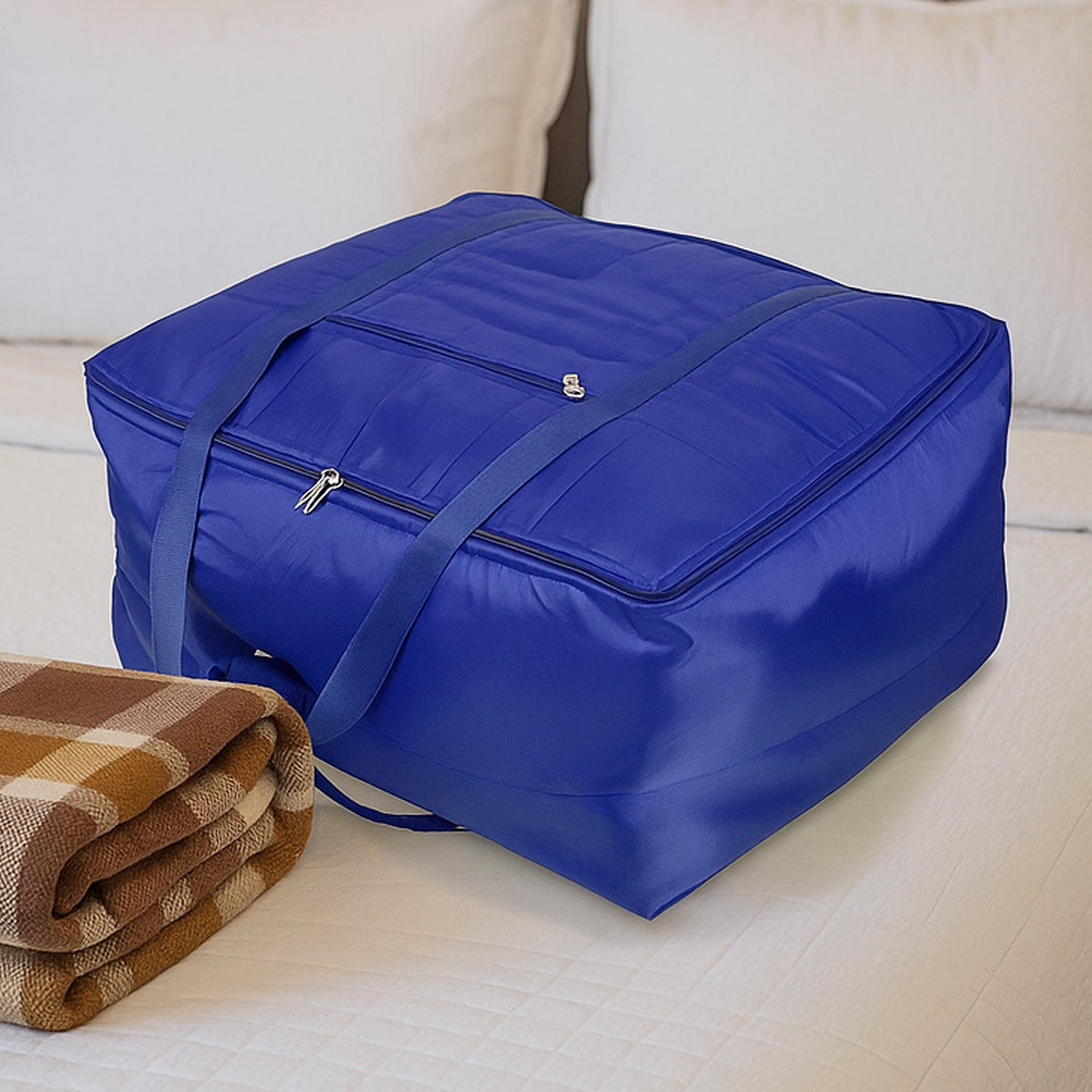 Blanket storage bag in durable fabric for organizing bedding and clothes Main image