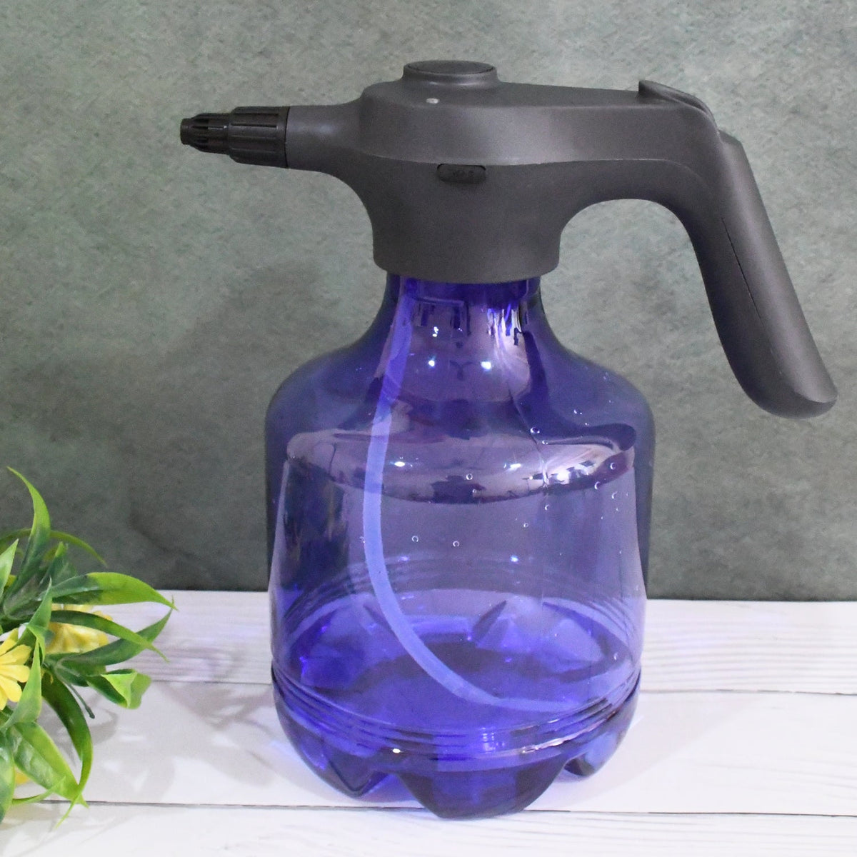 3L electric garden sprayer in white, ready for automatic watering of plants. Main image