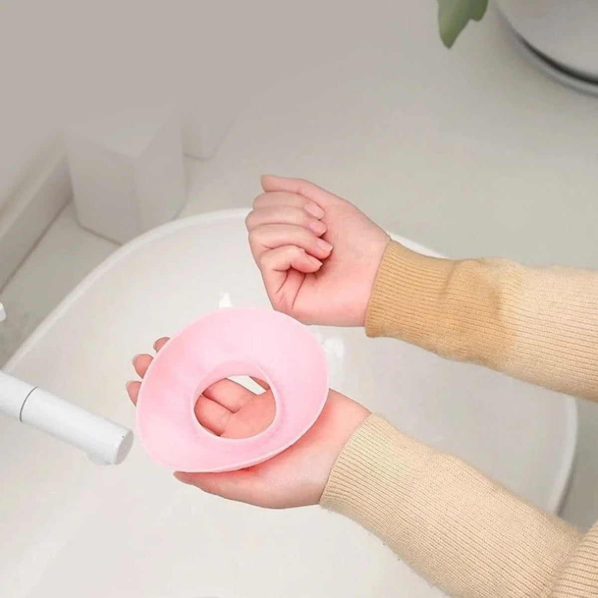 Silicone wrist water stopper preventing water runoff during washing Main image