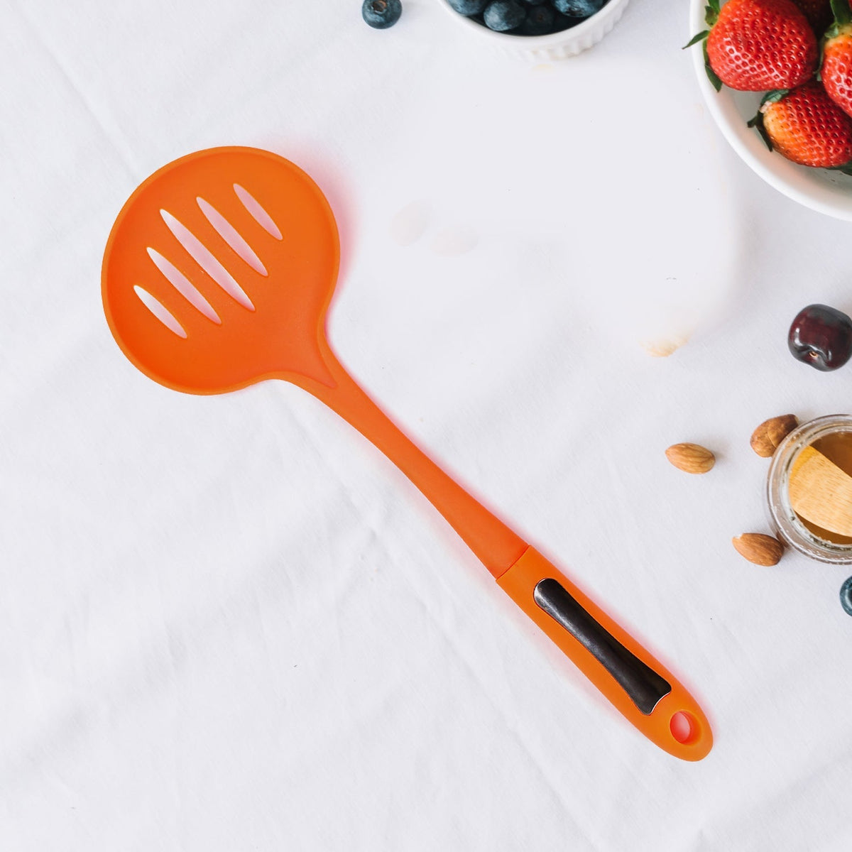 Ergonomic 35cm nylon cooking shovel with built-in colander for easy draining. Main image