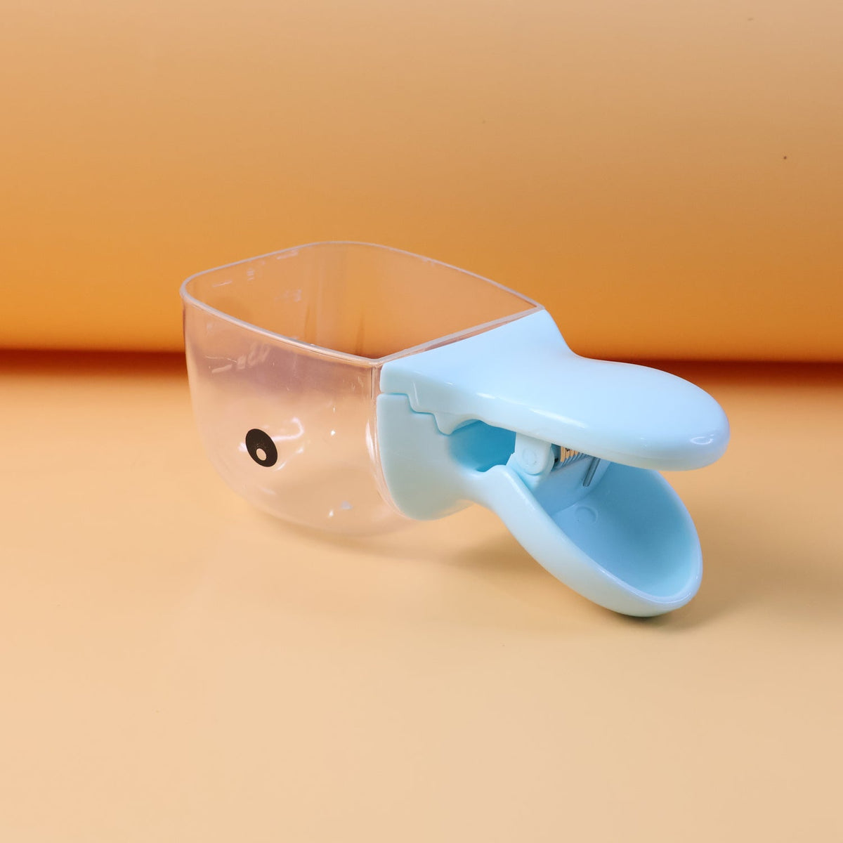2-in-1 pet food scoop with airtight bag clip keeps food fresh Main image