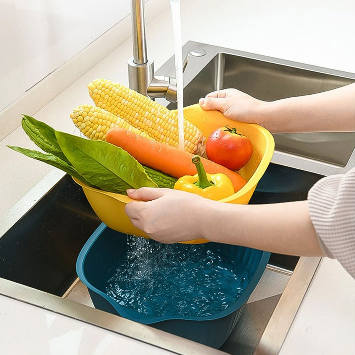 Plastic washing bowl with integrated strainer, perfect for kitchen use. Main image