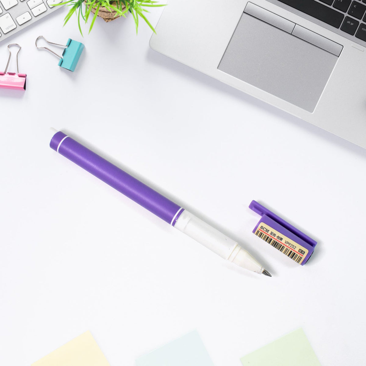 Black gel pen with 0.5mm fine tip for precise writing Main image