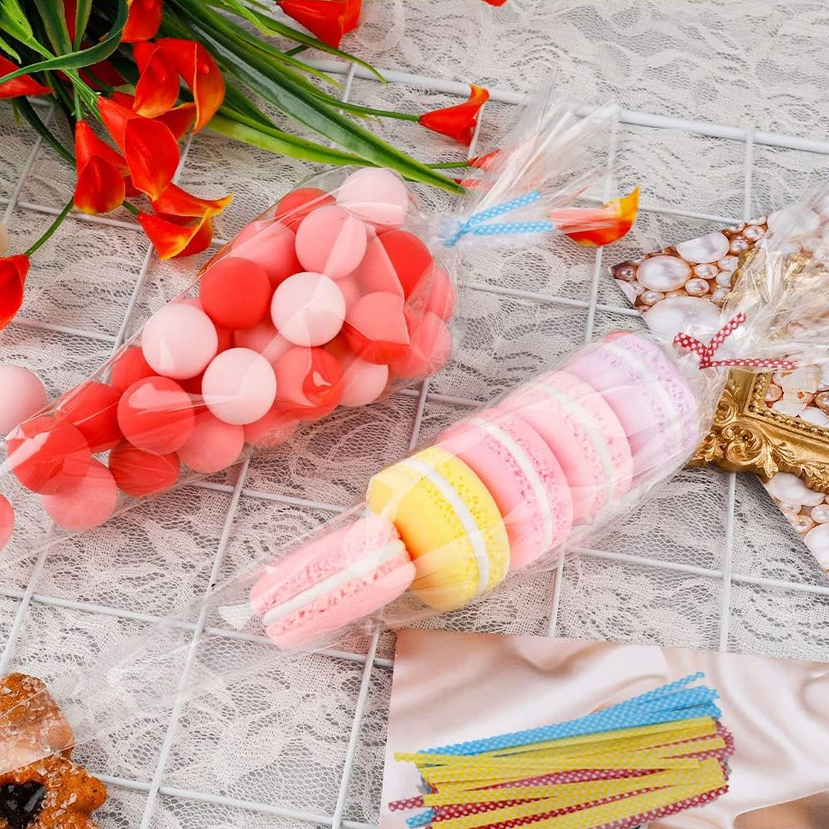 Set of 100 medium disposable piping bags for cake decorating and icing Main image
