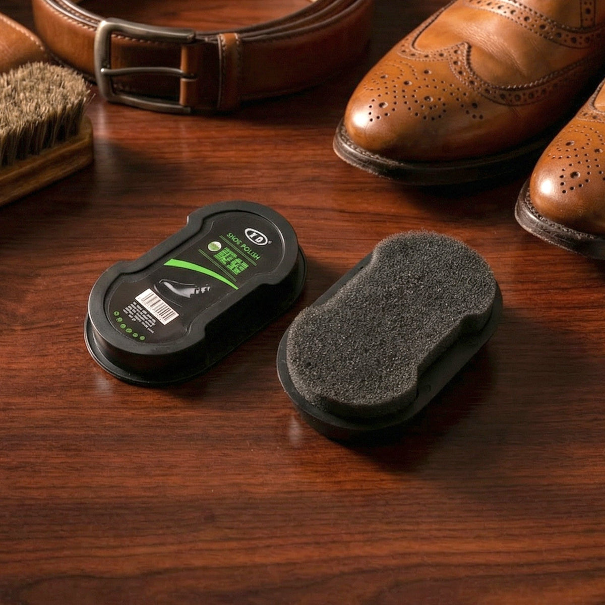 Instant shoe polish sponge applicator restoring shine to leather shoes Main image