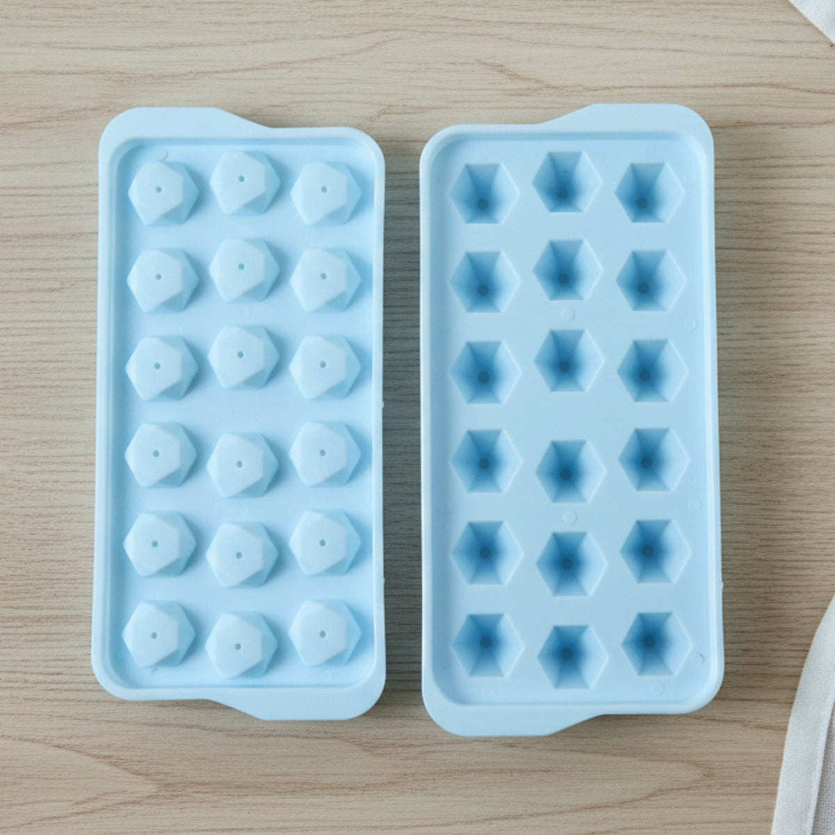 Multi-grid plastic ice cube tray for quick freezing of ice cubes Main image