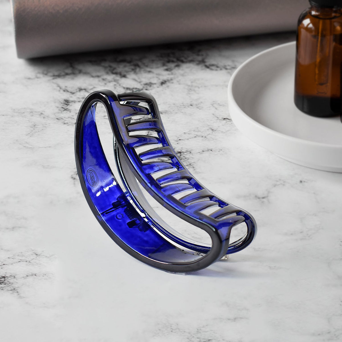 Plastic hair clamp grip with matte finish holding thick hair securely. Main image