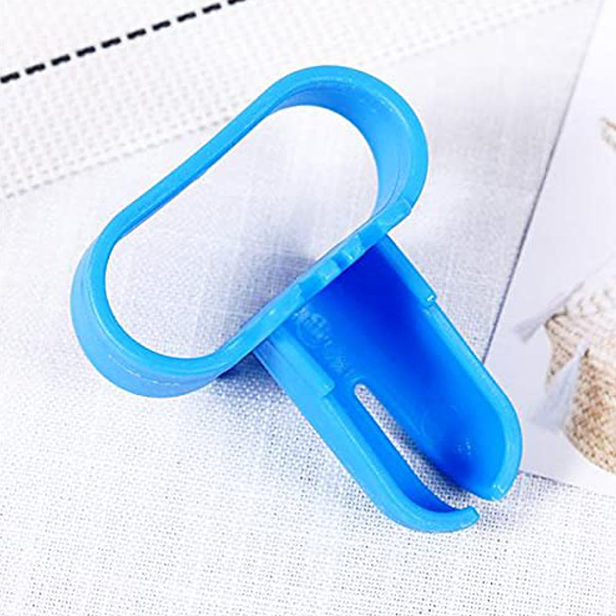 Ergonomic Balloon Tying Tool for quick and easy knotting at parties and events. Main image