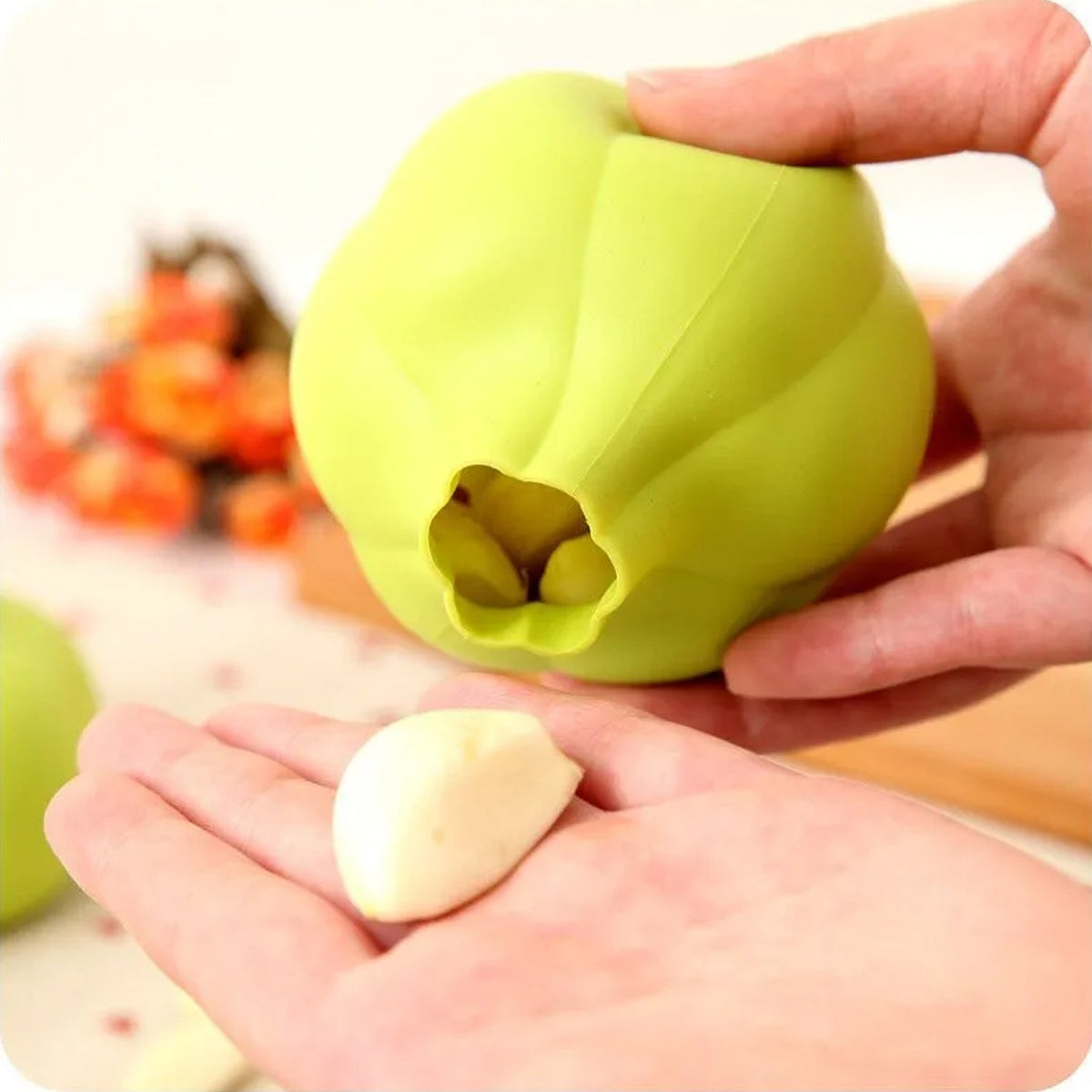Food-grade silicone garlic peeler for effortless peeling of ginger and garlic. Main image