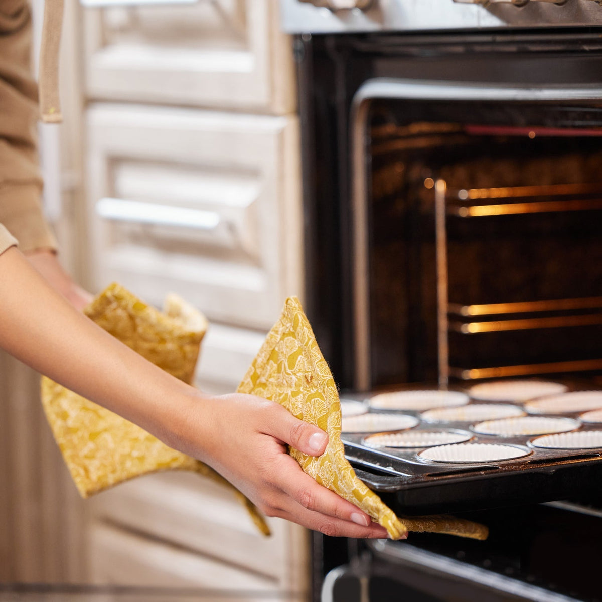Multicoloured cotton oven mitt for safe kitchen handling. Main image