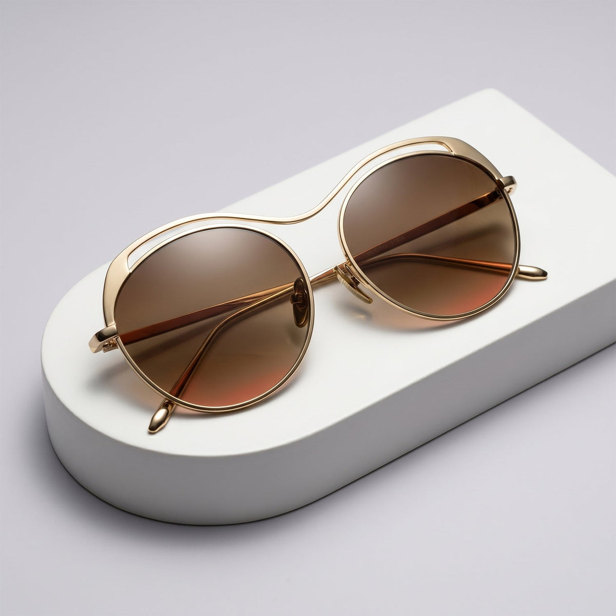 Stylish trendy sunglasses with metal frame and mirrored lenses Main image