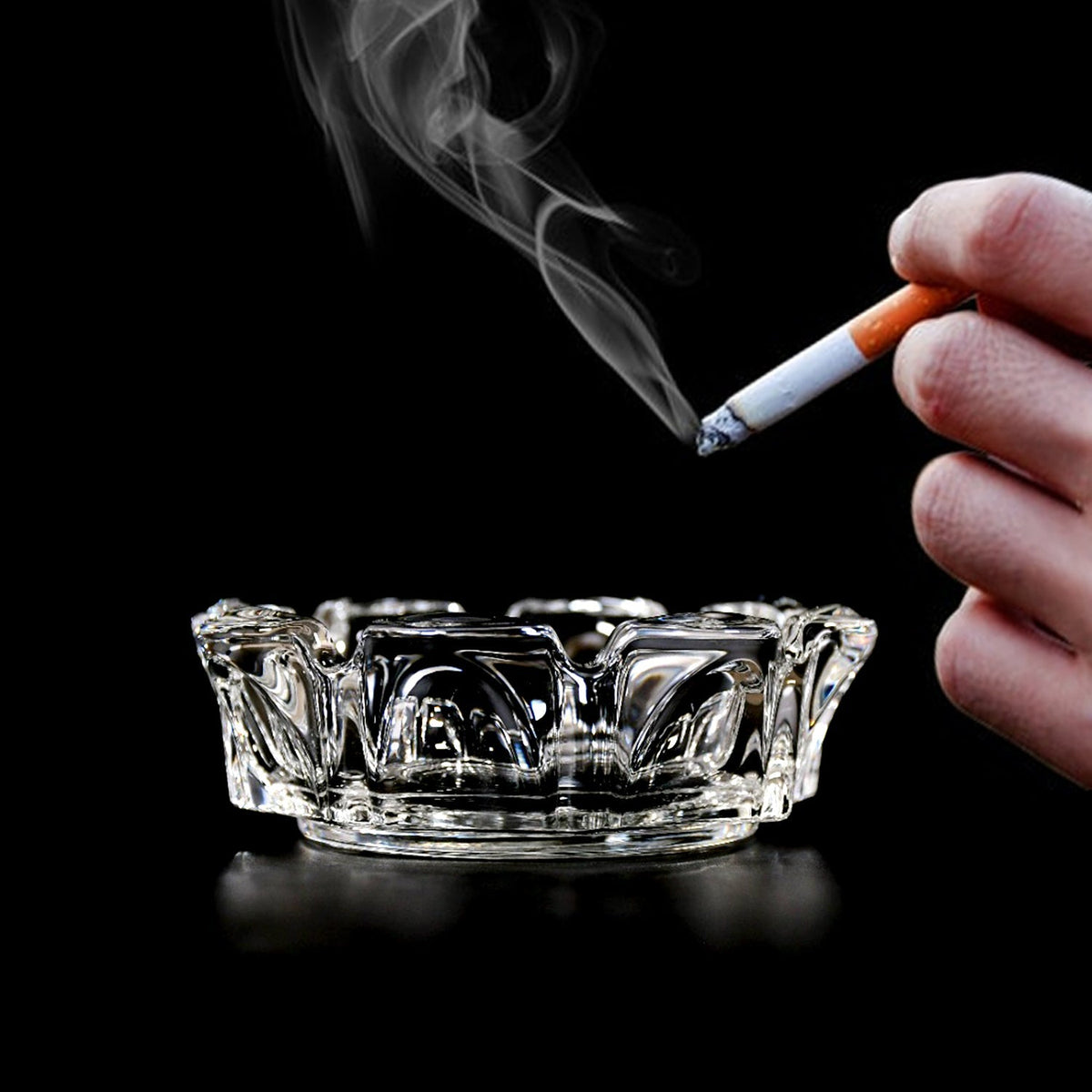 Sanford round cigar ashtray, showcasing its clear glass and elegant design. Main image