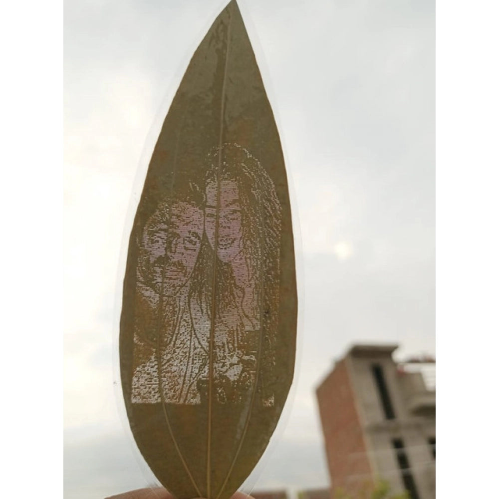 Generic Custom Couple Portrait Engraved on Natural Leaf – Personalized Romantic Leaf Art Gift Main image