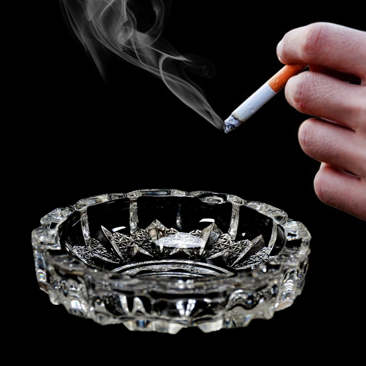 Elegant round crystal glass ashtray with a smooth finish, perfect for indoor or outdoor use. Main image