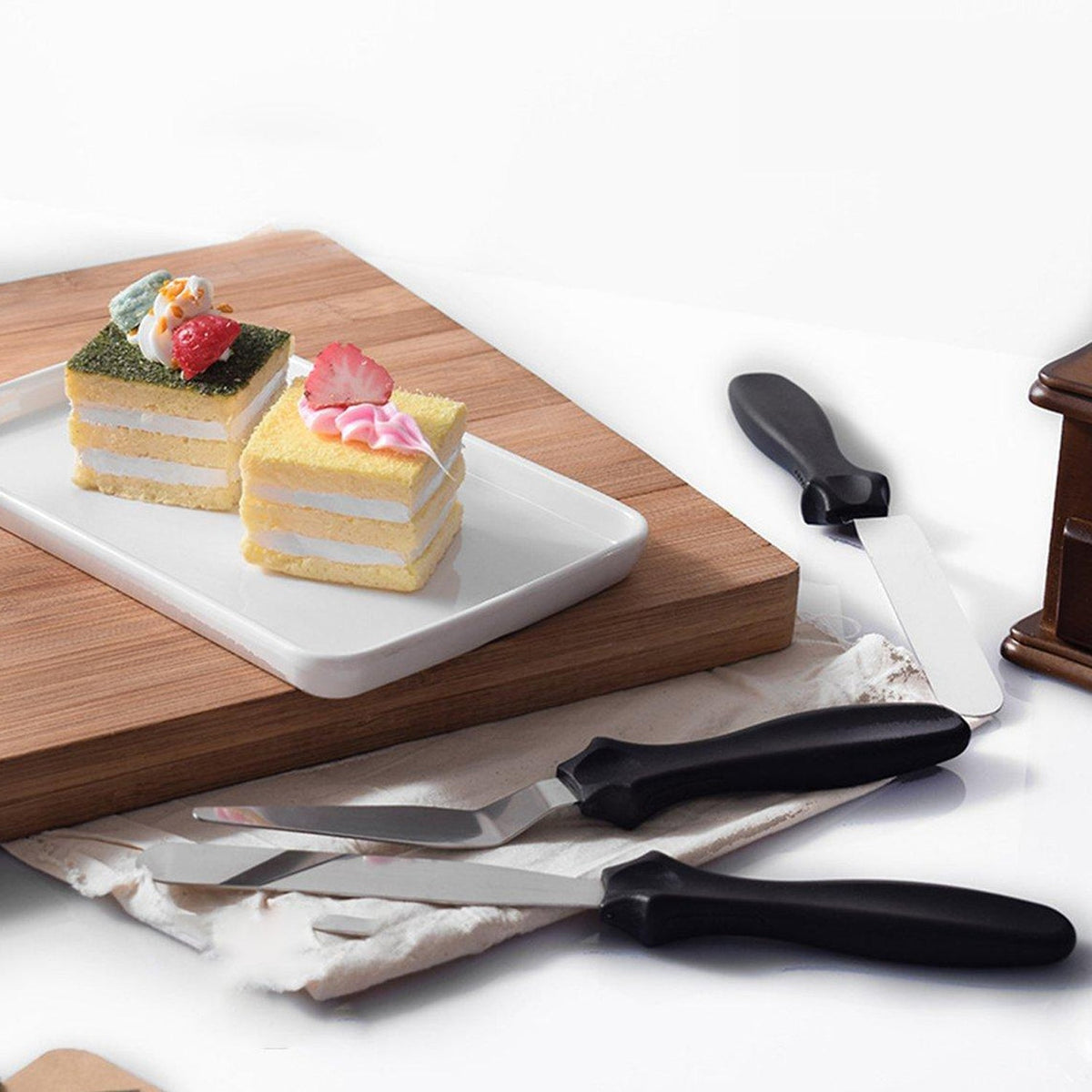 A complete set of stainless steel cake icing spatulas, featuring flat, angular, and triangle pallet knives. Main image