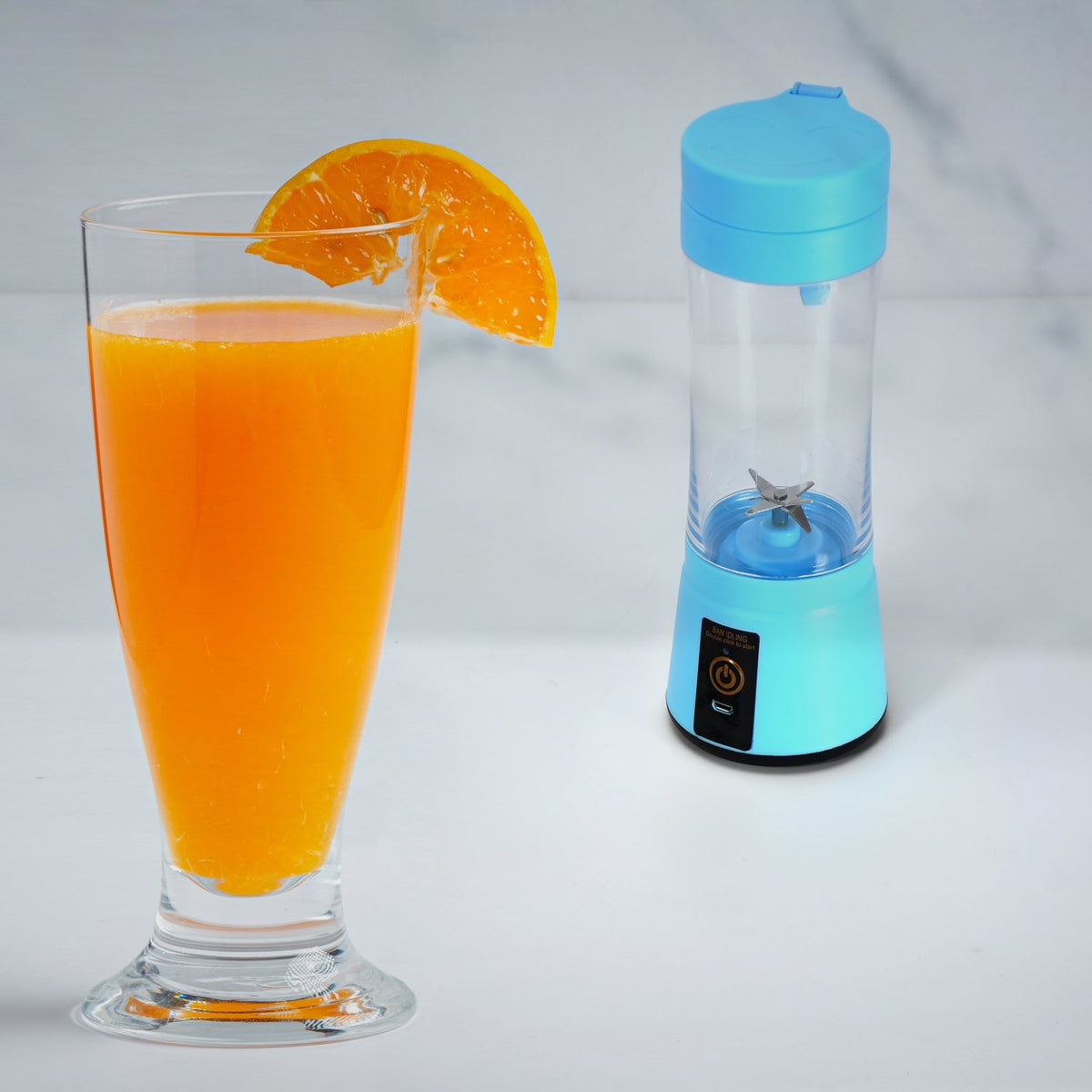 Portable juicer blender with 6 blades, ideal for making fresh fruit juice. Main image
