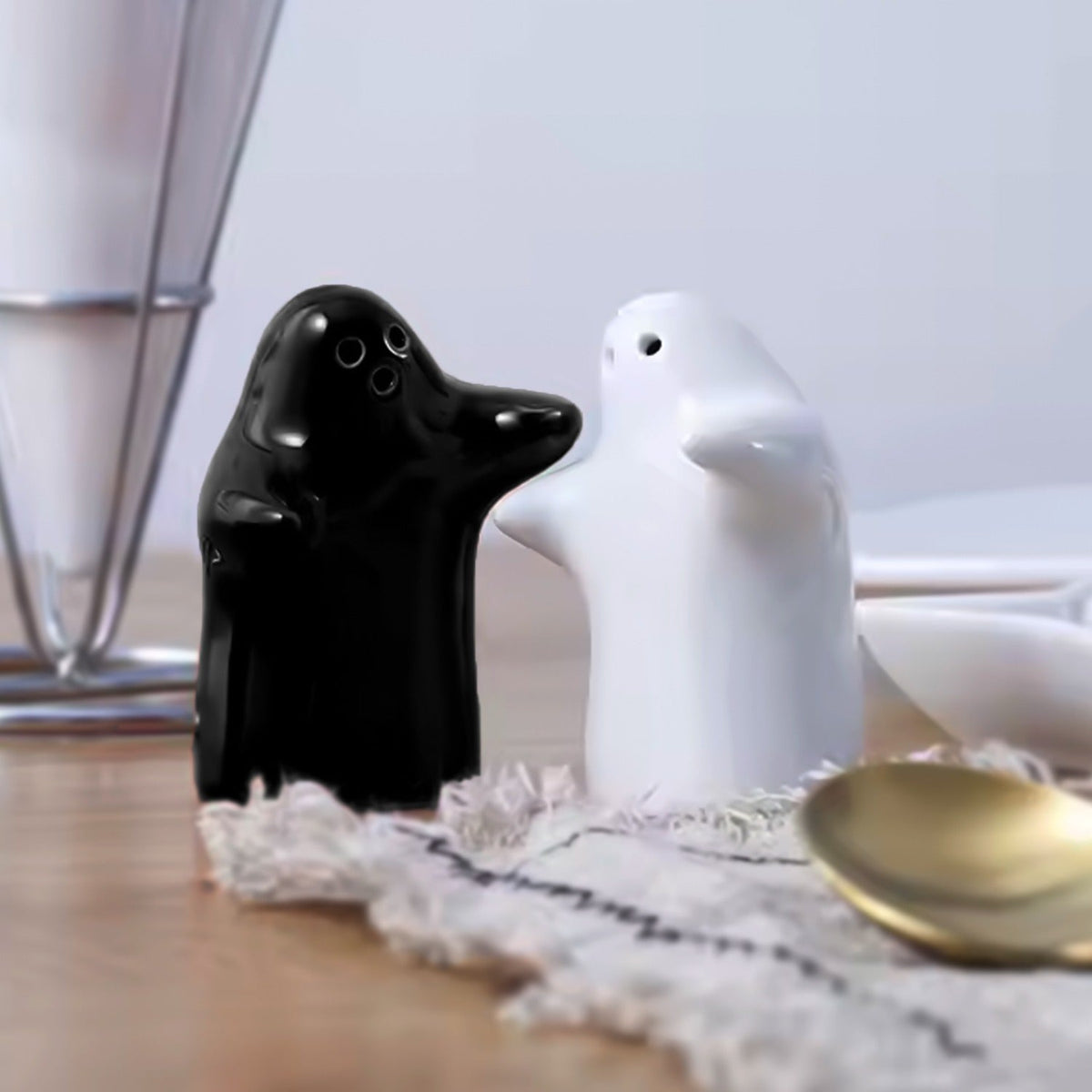 Modern ceramic salt and pepper shakers set with couple hug design Main image