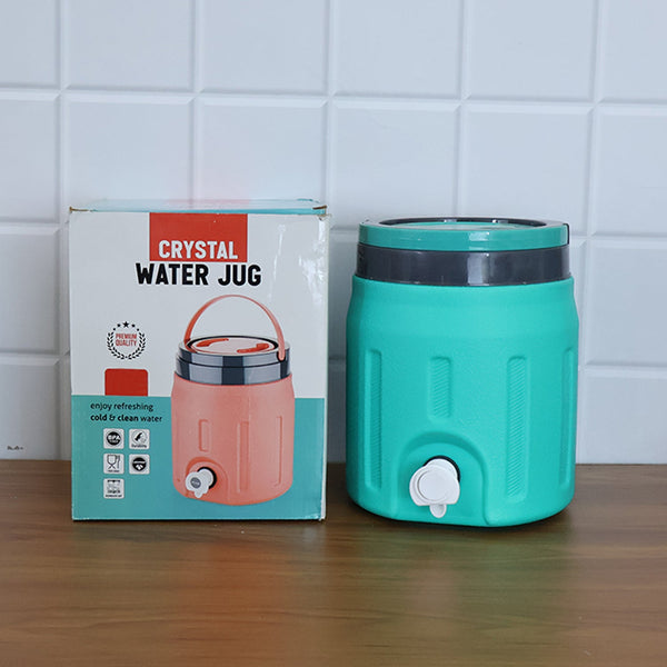 Insulated 4L water jug in outdoor setting for travel use